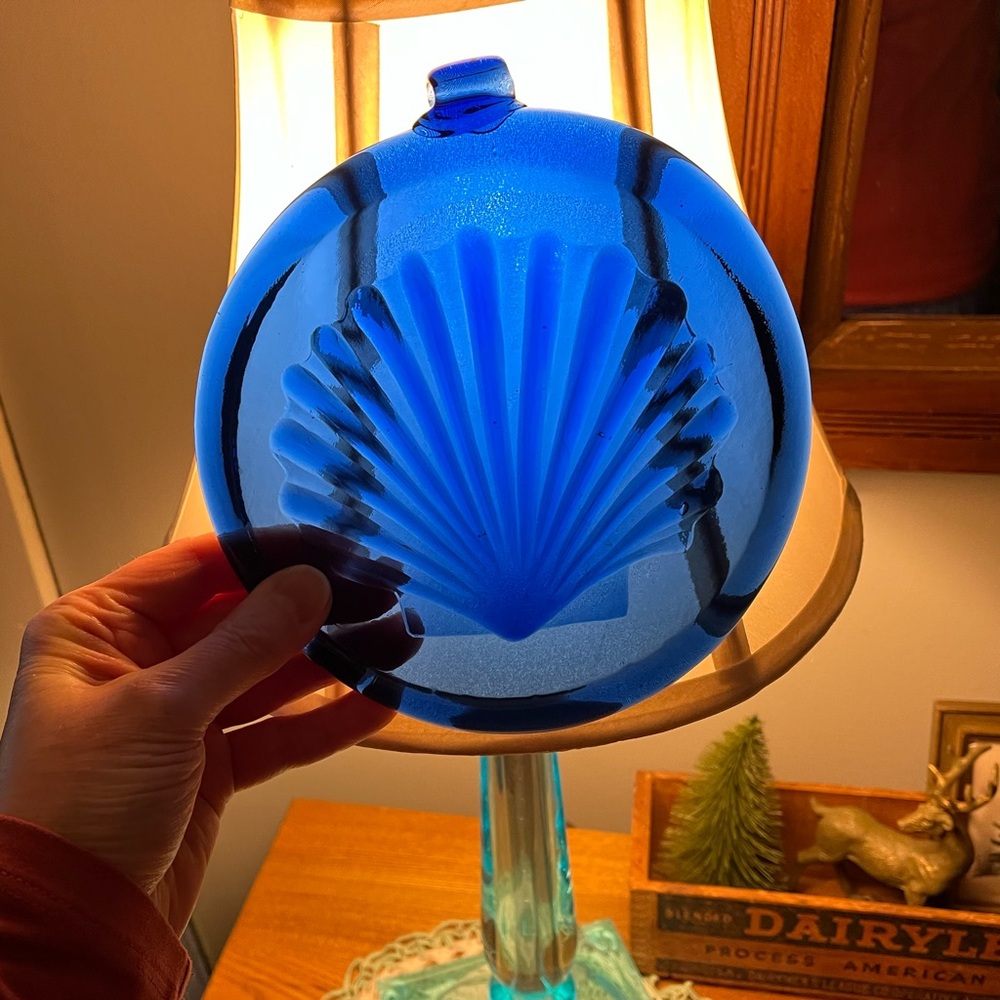 LAST CHANCE = DONATING! Cobalt Blue Glass scallop Shell suncatcher 6” - Picture 2 of 6